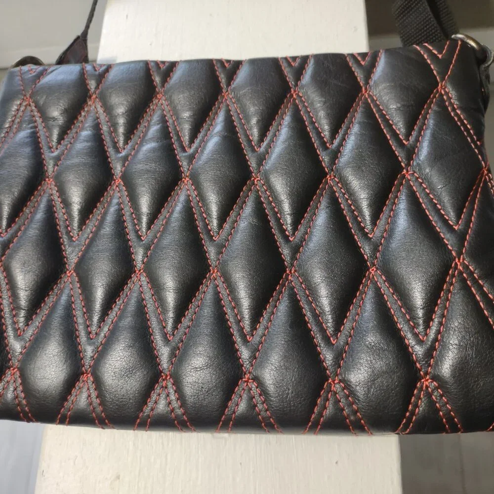 Valentino - vintage - Italian leather quilted crossbody clutch - EUC - Picture 5 of 11